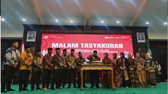 
					Bupati Jombang, H. Wrasubi memotong tumpeng sebagai ritual pada acara tasyakuran menjelang peringatan HU ke-80 Proklamasi RI, di pendopo Pemkab Jombang, Sabtu malam, 16 Agustus 2025. Foto: Jombangkab.go.id