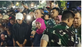 Gubernur Khofifah IP, didampingi Pangdam Brawijaya, Mayjen TNI Rudy Saladin menemui massa aksi pendemo di depan gedung Grahadi, Surabaya. Ia minta kepada polisi agar melepas 41 orang yang ditangkap dalam aksi demo tersebut. Foto: tangkap layar video Instagram@lovesuroboyo