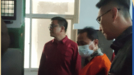 Petugas Kejakasaan Tinggi Jawa Tengah, mengiring tersangka Hargo Utomo, seorang dosen merangkap Direktur Pengembangan Usaha & Inkubasi, Kampus UGM, ditahan sejak Rabu 13 Agustus 2025. Foto: Instagram@detik_jateng