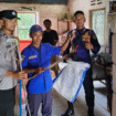 Petugas Damkar Jombang menangkap seekor di rumah warga Cukir Gang 2, desa Cukir, kecamatan Diwek, kabupaten Jombang. Kamis siang , 21 Agustus 2025. Foto: instagram@damkar_kabupaten_jombang