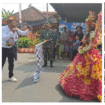 Danramil Gudo, Jombang Lettu Sahroni mengibarkan bendera start, acara karnaval di desa Mejoyolosari, Gudo Jombang, Minggu 24 Agustus 2025. Foto: kredonews.com/ priyo suwarno