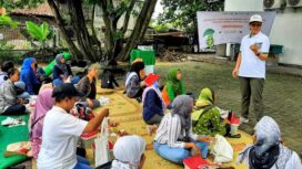 Ketua Relawan Eco Enzyme Nusantara Daerah Istimewa Yogyakarta, dr. Lusia Anggraini, MPH, Eco enzyme cairan multiguna untuk kehidupan sehari-hari dan umtuk merawat bumi.(Foto.GS Purwanto)