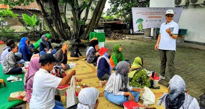 
					Ketua Relawan Eco Enzyme Nusantara Daerah Istimewa Yogyakarta, dr. Lusia Anggraini, MPH, Eco enzyme cairan multiguna untuk kehidupan sehari-hari dan umtuk merawat bumi.(Foto.GS Purwanto)