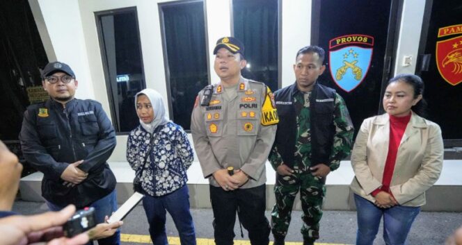 
					Kegiatan patroli berskala besar Walikota bersama Forkopimda di wilayah kota Mojokerto, Jawa Timur (dok.humas)