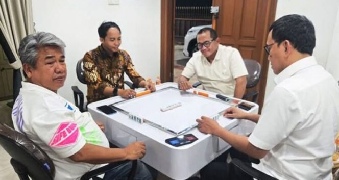 
					Menteri Kehutanan Raja Juli Antoni membantah sedang main domino dengan tersangka pembalakan liar. (Foto.Instagram elshinta90fm)