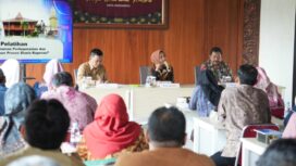 Wali Kota Mojokerto Ika Puspitasari memberikan arahan dalam pelatihan pemahaman dasar perkoperasian dan penyusunan proses bisnis koperasi (humas)