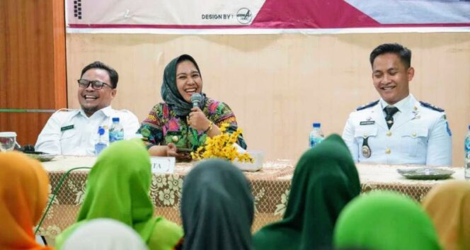 
					Wali Kota Ning Ita saat memberikan arahan terkait lomba budaya RT Berseri di Kelurahan Gedongan. (Dok.humas)