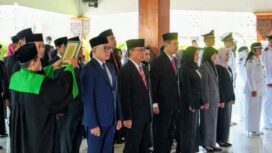 Wali Kota Mojokerto menandatangani berita acara pelantikan. (dok.humas)