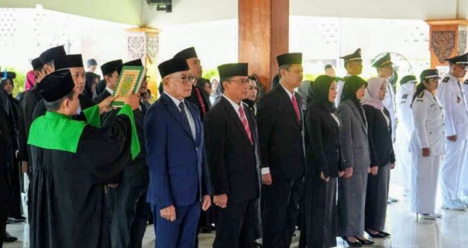 
					Wali Kota Mojokerto menandatangani berita acara pelantikan. (dok.humas)