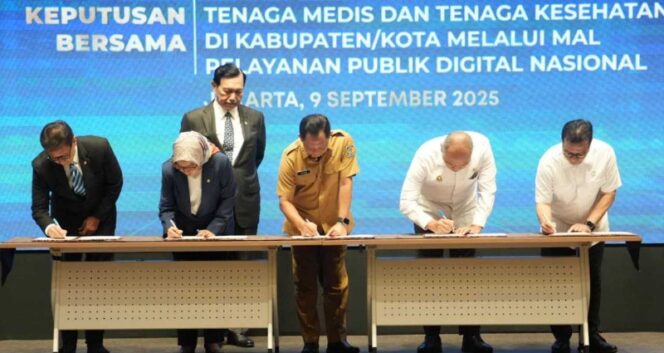 
					Penandatanganan keputusan bersama penyelenggaraan perizinan tenaga medis dan tenaga kesehatan. (dok humas)