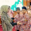 Wali Kota Mojokerto memberikan dorongan pada para kafilah MTQ yang siap berkompetisi. (dok.humas)