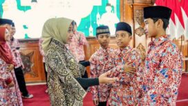 Wali Kota Mojokerto memberikan dorongan pada para kafilah MTQ yang siap berkompetisi. (dok.humas)