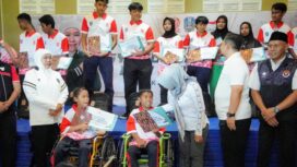 Para Atlit paralympic menerima bantuan peralatan olahraga dan modal usaha (dok.humas)