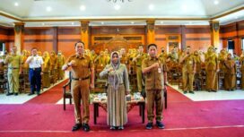 Sebanyak 56 ASN yang menerima SK Kenaikan pangkat foto bersama Wali Kota Mojokerto. (dok.humas)