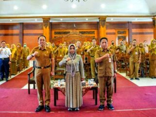 Sebanyak 56 ASN yang menerima SK Kenaikan pangkat foto bersama Wali Kota Mojokerto. (dok.humas)