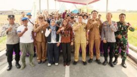 Wali Kota Mojokerto Ika Puspitasari, bersama para petani melaksanakan Panen Raya Padi di Kelurahan Gunung Gedangan, Kecamatan Magersari. (Dok.Humas)