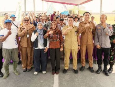 Wali Kota Mojokerto Ika Puspitasari, bersama para petani melaksanakan Panen Raya Padi di Kelurahan Gunung Gedangan, Kecamatan Magersari. (Dok.Humas)