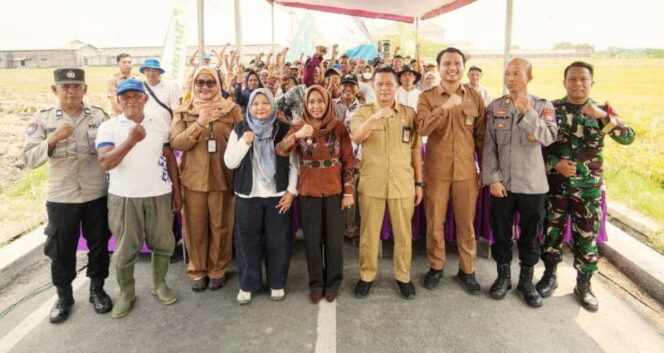 
					Wali Kota Mojokerto Ika Puspitasari, bersama para petani melaksanakan Panen Raya Padi di Kelurahan Gunung Gedangan, Kecamatan Magersari. (Dok.Humas)