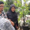 Kepala Dinas Kependudukan dan Catatan Sipil, Dra. Septi Sri Rejeki didampingi Lurah Keparakan, Yusup Ahbari, ST saat turun lapangan menemui warga kelurahan Keparakan memberi pengarahan untuk penanganan sampah.(Foto.GS Purwanto)