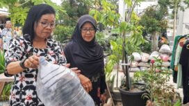 Kepala Dinas Kependudukan dan Catatan Sipil, Dra. Septi Sri Rejeki didampingi Lurah Keparakan, Yusup Ahbari, ST saat turun lapangan menemui warga kelurahan Keparakan memberi pengarahan untuk penanganan sampah.(Foto.GS Purwanto)