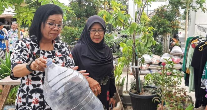
					Kepala Dinas Kependudukan dan Catatan Sipil, Dra. Septi Sri Rejeki didampingi Lurah Keparakan, Yusup Ahbari, ST saat turun lapangan menemui warga kelurahan Keparakan memberi pengarahan untuk penanganan sampah.(Foto.GS Purwanto)