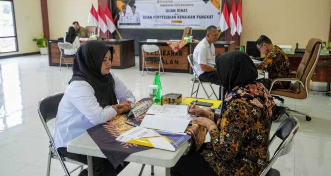
					Saat meninjau, Wali Kota memberikan semangat dan dorongan kepada peserta agar menjalani ujian ini dengan serius. (Dok.Humas)