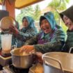 Dalam pelatihan ini, anggota PKK belajar cara membuat minuman kedelai, tauwa, kue kering, sampai brownies dari kedelai. (Dok.Humas)