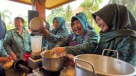 Dalam pelatihan ini, anggota PKK belajar cara membuat minuman kedelai, tauwa, kue kering, sampai brownies dari kedelai. (Dok.Humas)