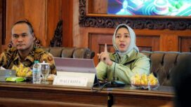 Wali Kota Mojokerto Ika Puspitasari dalam pertemuan diskusi yang diadakan di Sabha Mandala Madya, Balai Kota Mojokerto, pada hari Selasa (23/9/2025). Dok.Humas