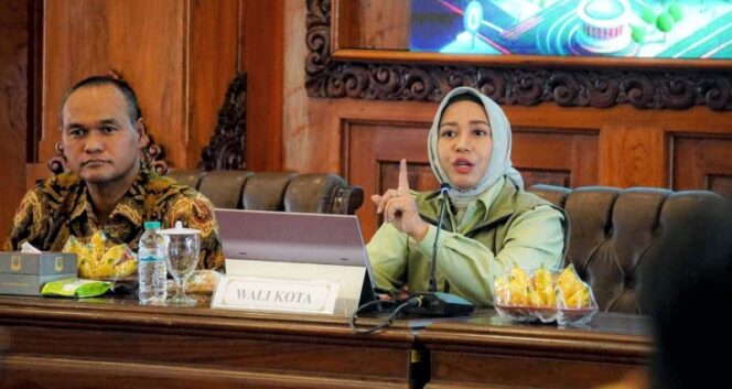 
					Wali Kota Mojokerto Ika Puspitasari dalam pertemuan diskusi yang diadakan di Sabha Mandala Madya, Balai Kota Mojokerto, pada hari Selasa (23/9/2025). Dok.Humas
