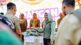 Wali Kota Mojokerto Ika Puspitasari meninjau pelaksanaan Gerakan Pangan Murah (GPM) di Kantor Kecamatan Prajurit Kulon, Selasa (23/9/2025). Dok.Humas