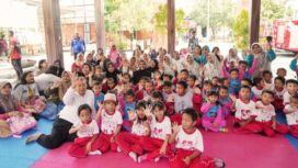 Foto bersama Wali Kota Mojokerto dengan puluhan Siswa TK peserta sosialisasi siaga bencana. Dok.Humas