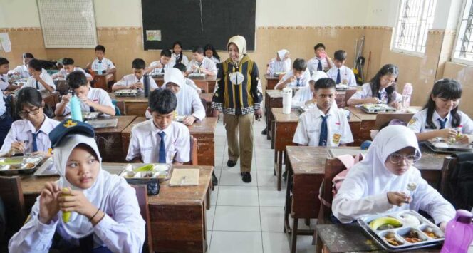 
					Wali Kota Mojokerto Ika Puspitasari mengunjungi pelaksanaan MBG di sekolah. Dok.Humas