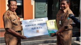 Kepala Inspektorat Pemerintah Kabupaten Jombang saat ini adalah Abdul Madjid Nindyagung menyerahkan setipkat dan bonus Rp 15. juta kepada Eko Prasetyo SE, yang meraih predikat sebagai ASN Terbaik 2025, Selasa, 16 September 2025. Foto: jombangkab.go.id