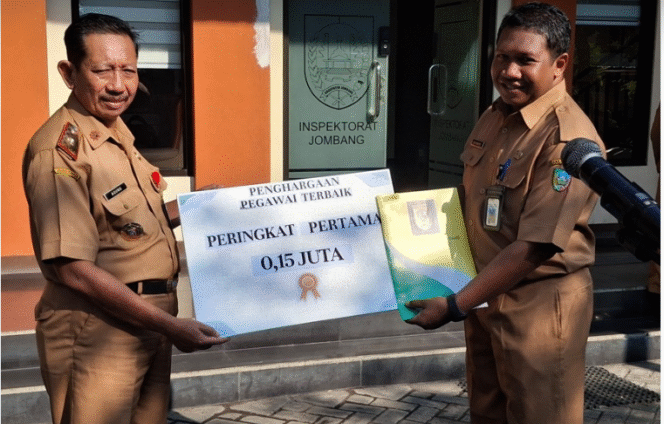 
					Kepala Inspektorat Pemerintah Kabupaten Jombang saat ini adalah Abdul Madjid Nindyagung menyerahkan setipkat dan bonus Rp 15. juta kepada Eko Prasetyo SE, yang meraih predikat sebagai ASN Terbaik 2025, Selasa, 16 September 2025. Foto: jombangkab.go.id