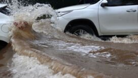 Mobil melintasi banjir
