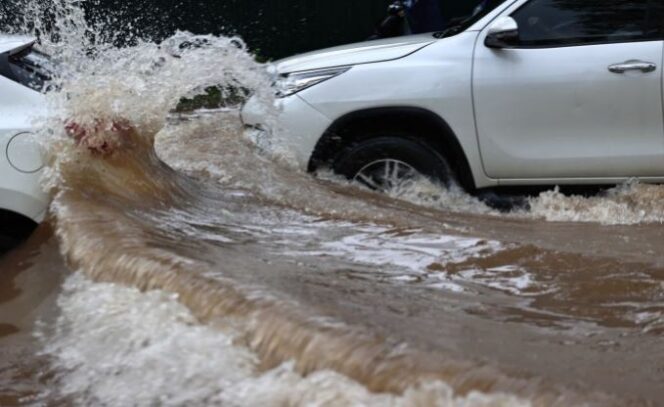 
					Mobil melintasi banjir