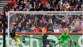 Tendangan datar Bruno Fernandes terbaca kiper Kelleher Brenfort