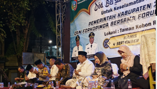 
					Forkopminda Jombang menggelar doa bersama lintas agama dan Forum Rakyat Jombang (FRJ) di alun-alun Kebonrojo, Kamis 4 September 2025. Foto: jombangkab.goi.id