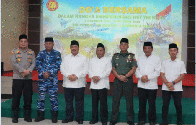 
					Bupati dan wakil bupati Jombang bersama pejabat forum komunikasi pimpinan (Forkompimda) Jombang menghadiri acara doa bersama lintas agama di Makodim Jomnbang, Senin 29 September 2025, untuk menjambut HUT ke-80 TNI yang jatuh 5 Oktober 2025. Foto: Diskominfo Pemkab Jombang