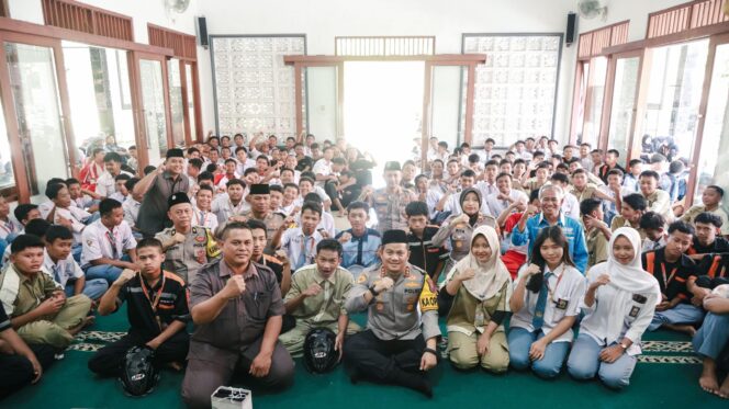 
					Kapolres bersama para pelajar