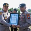 Kapolres Jombang saat serahkan penghargaan kepada salah satu personel