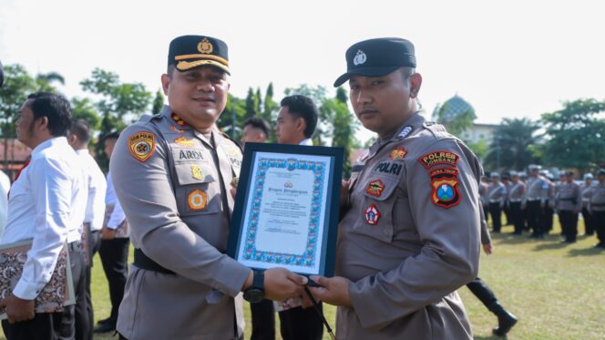 
					Kapolres Jombang saat serahkan penghargaan kepada salah satu personel