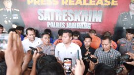 Petugas saat tunjukkan para tersangka dengan sejumlah barang bukti