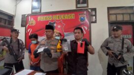 Petugas tengah tunjukkan tersangka beserta barang bukti yang diamankan