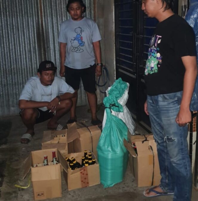 
					Dua Pengedar Miras Diamankan Polisi, Ratusan Botol Miras Berbagai Merk Disita 