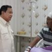 Prabowo menjenguk korban, sumber @Sekpres 