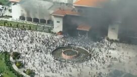 Istana kepresidenan Nepal dikepung massa, sumber Reuters 