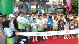 Wakil Bupati Jombang, Slamanudin Yazid, mengibarkan benderaq start acara Fun5, memperingati Dies Natalis ke-60 Universitas Darul ‘Ulum (Undar) Jombang. Acara yang berlangsung di halaman depan Kampus Undar Jombang, Minggu, 21 September 2025, Foto: Diskominfo Pemkab Jombang