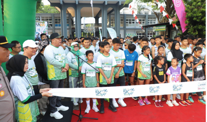 
					Wakil Bupati Jombang, Slamanudin Yazid, mengibarkan benderaq start acara Fun5, memperingati Dies Natalis ke-60 Universitas Darul ‘Ulum (Undar) Jombang. Acara yang berlangsung di halaman depan Kampus Undar Jombang, Minggu, 21 September 2025, Foto: Diskominfo Pemkab Jombang
